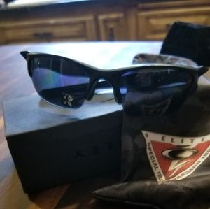 Pulitzered Oakley never worn. Bought as a gift.r
